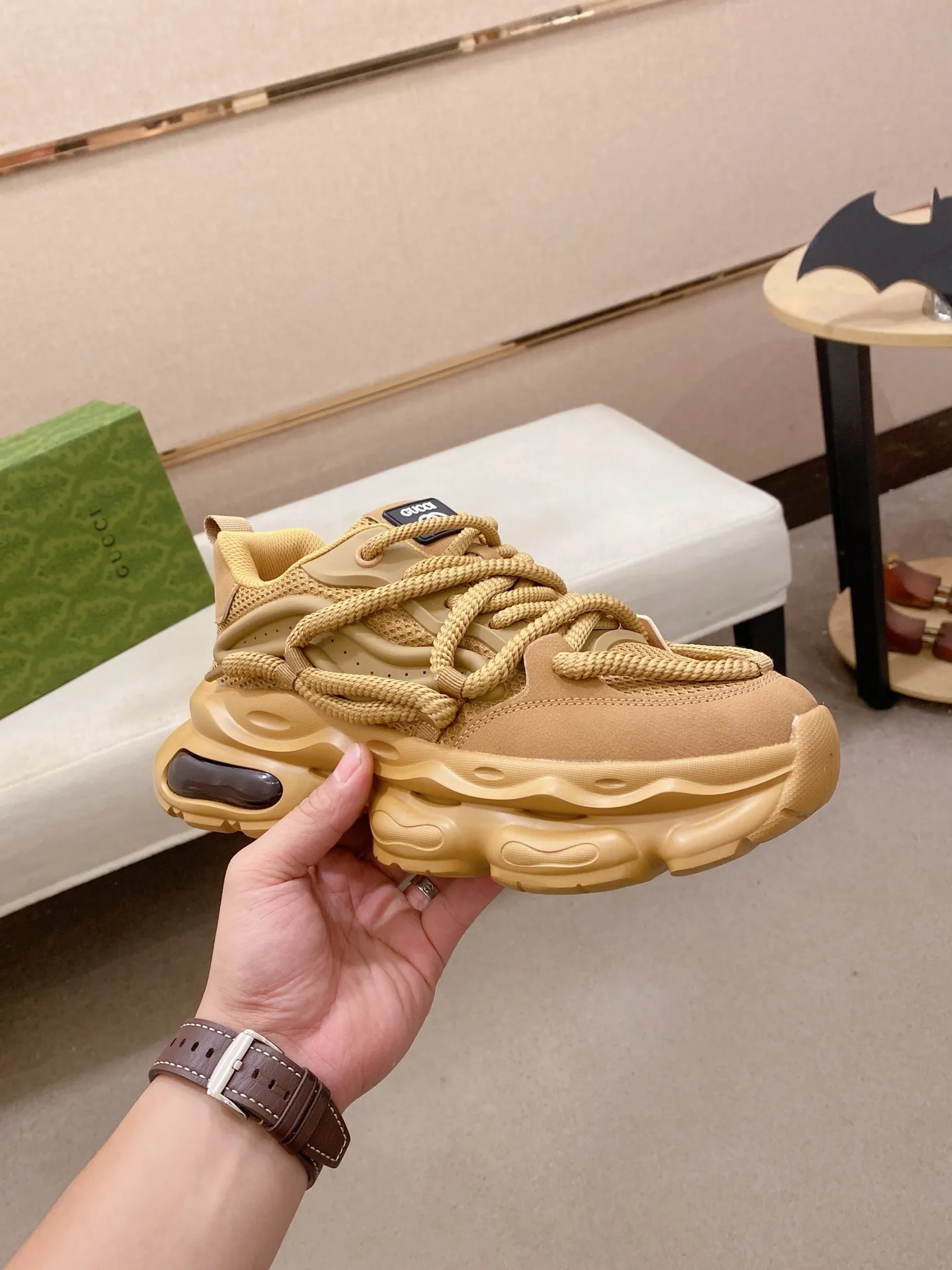Men's shoes 💰 480💰🇮🇹🇮🇹GUCCI (Gucci) top 🔍🔍 new models are on sale at the same time at the counter. The upper 🇮🇹 is made of top-grain cowhide imported from Italy. Fully imported genuine leather lining 💪💪, completely 1⃣️ to 1⃣️ replica 🇮🇹💪💪, ⚠ sole: original sole provided by the original factory, exclusive movable molded sole super comfortable, ⚠ original factory follow-up, 🔍🔍 high quality, you can go in and out of the counter at will, welcome to compare⚠. Code number:38-44